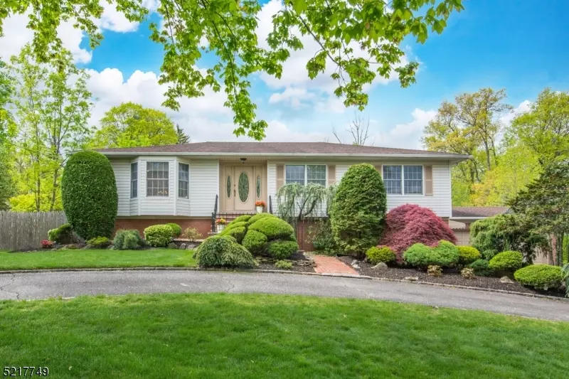 4 Beechtree Rd, Roseland Boro, NJ 07068