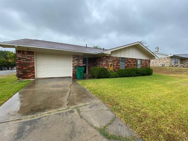 608 E Clay Street, Bowie, TX 76230