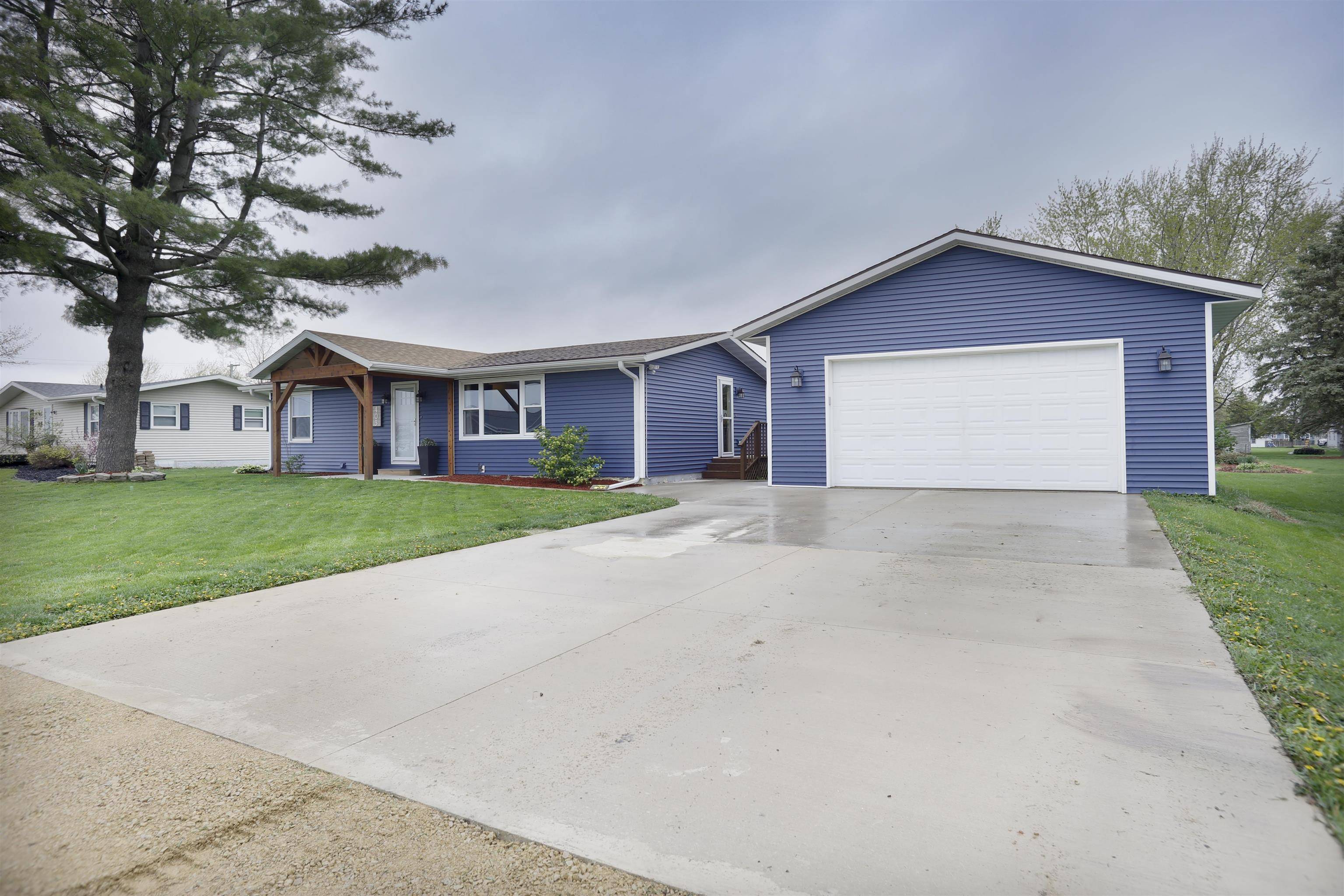 403 School Street, Lena, IL 61048