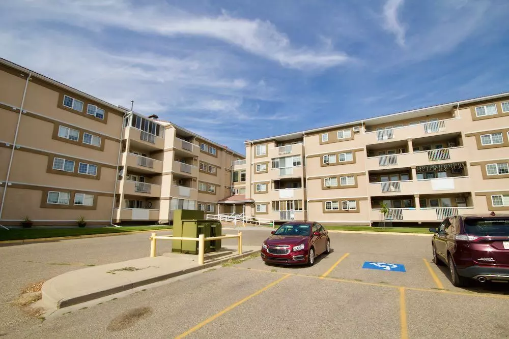 Medicine Hat, AB T1B 4E8,22 Park Meadows SE #102