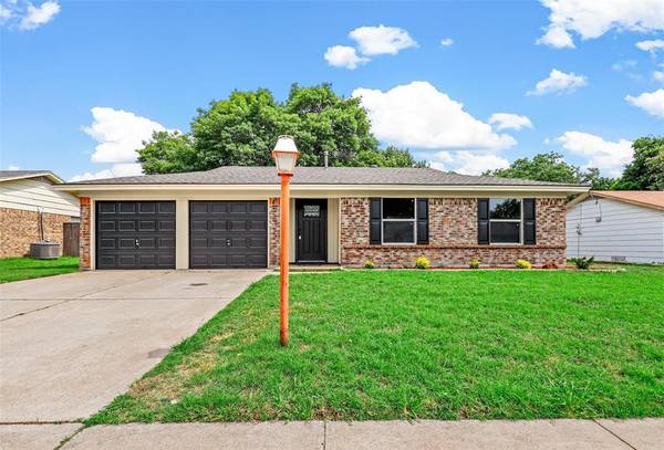 613 E Glendale Street, Crowley, TX 76036