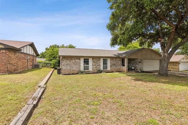 137 Amory Drive, Benbrook, TX 76126