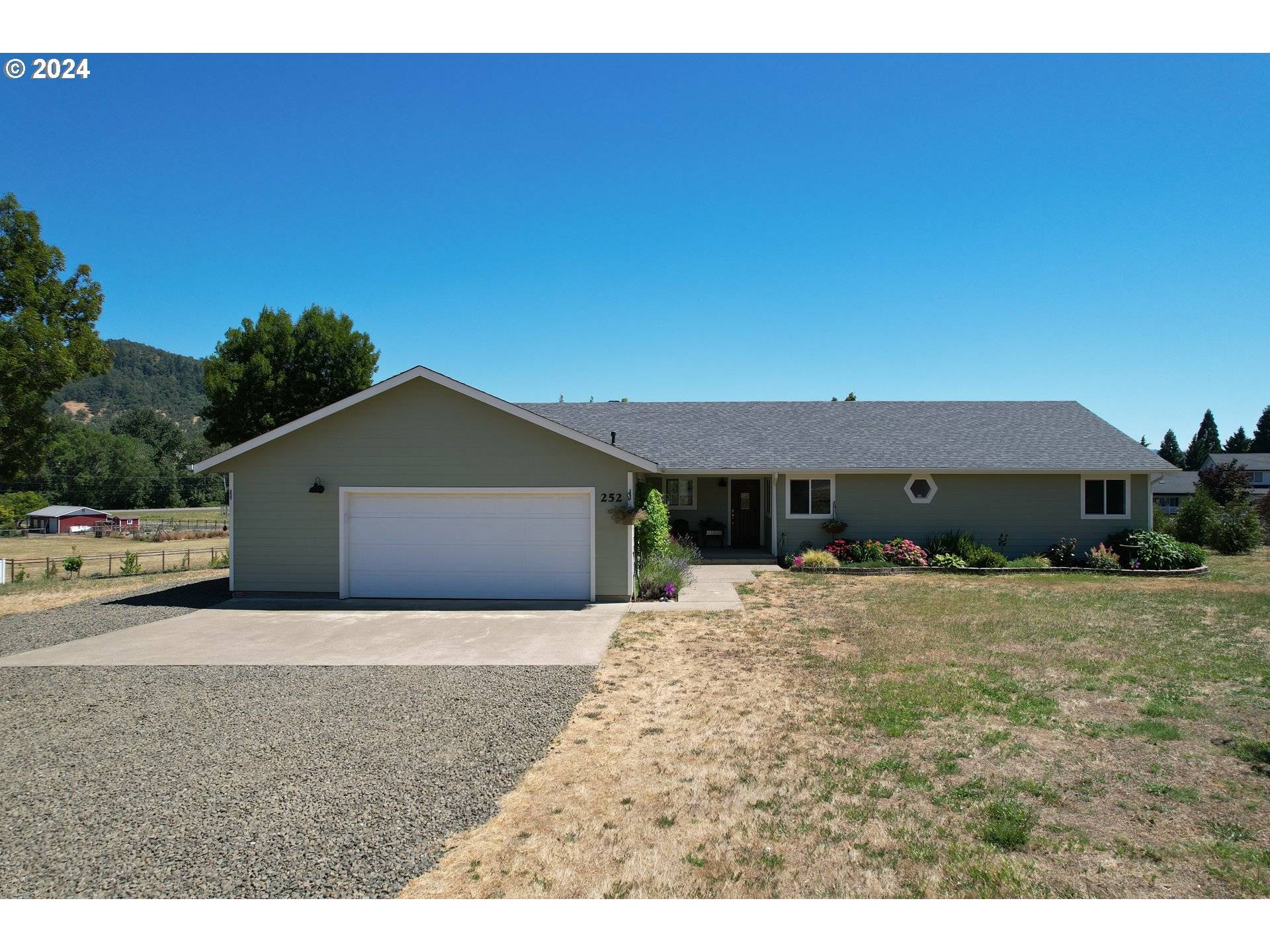 252 LUPINE LN, Roseburg, OR 97471