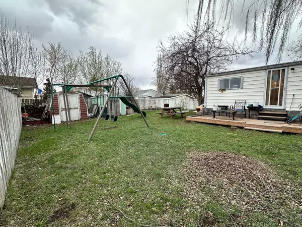 Strathmore, AB T1P 1E6,2 Briar PL