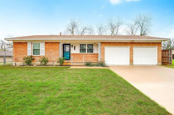 107 Woodard Avenue, Cleburne, TX 76033