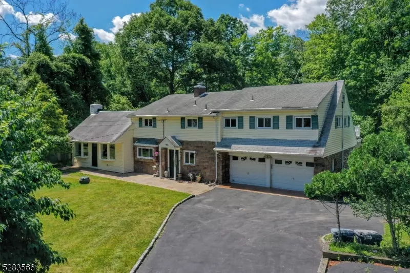 86 Old Stone Church Rd, Upper Saddle River Boro, NJ 07458