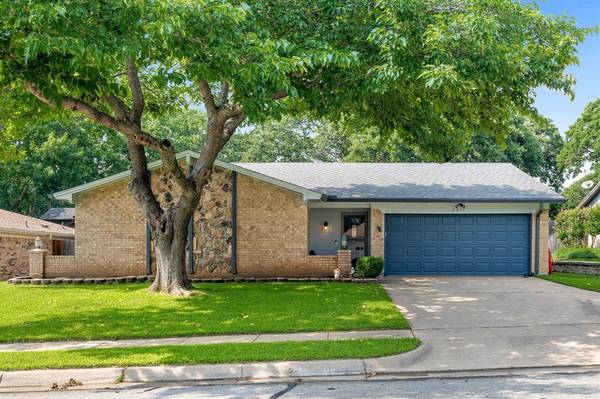 2817 Live Oak Lane, Bedford, TX 76021