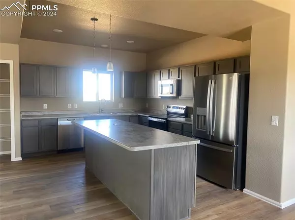 Pueblo, CO 81008,5404 Gannet LN