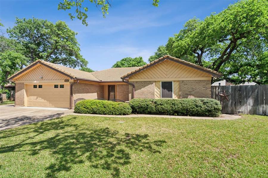 3809 Helmsford Drive, Arlington, TX 76016