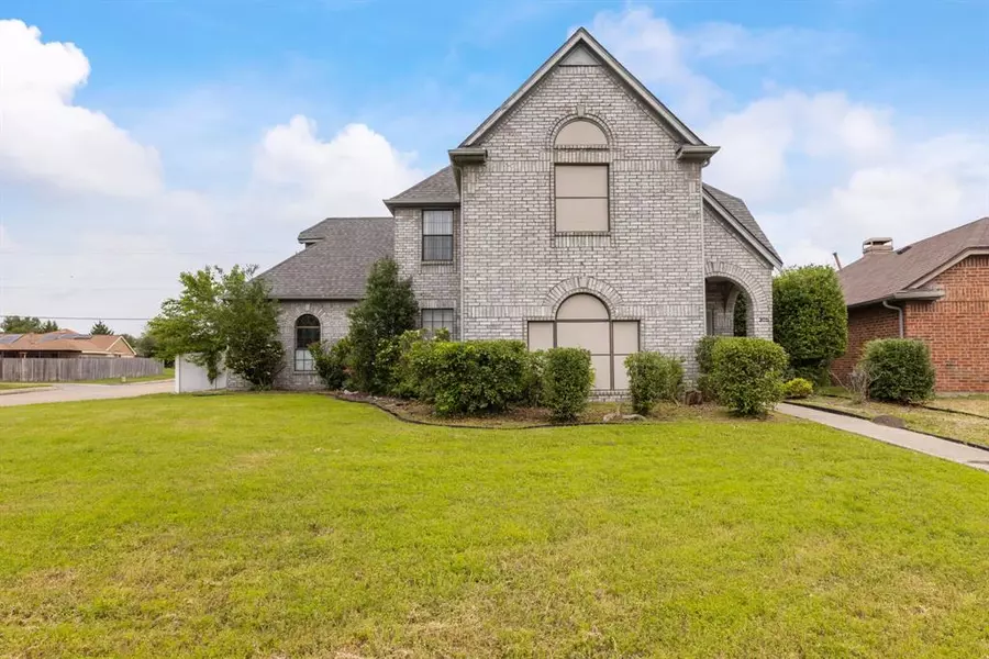 305 Hunters Creek Drive, Mesquite, TX 75150