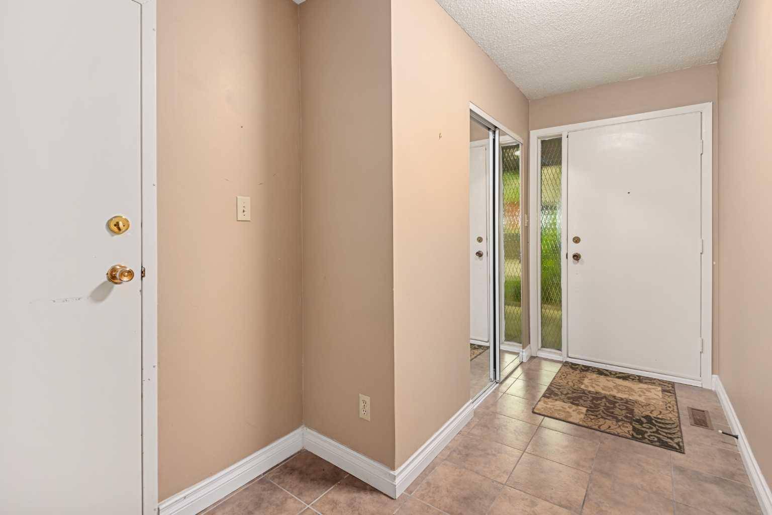 Calgary, AB T2V 4S8,10030 Oakmoor WAY SW #15