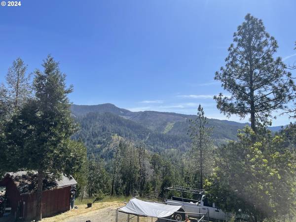 900 OLD CABIN DR, Glide, OR 97443