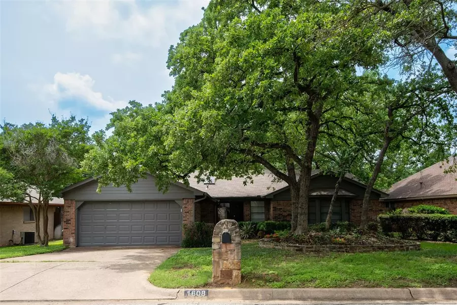 1608 Craighton Court, Arlington, TX 76012