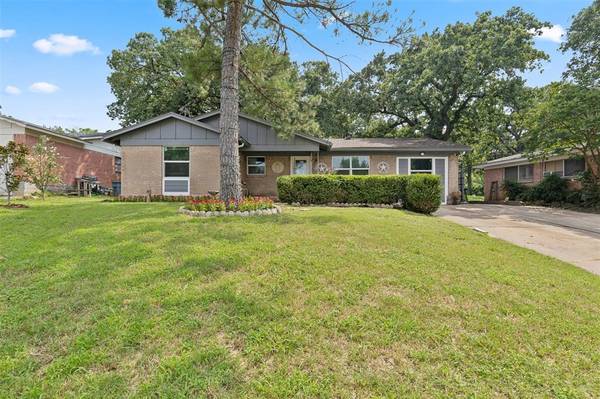 4716 Richard Street, Forest Hill, TX 76119