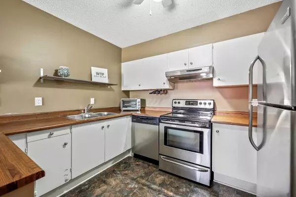 Calgary, AB T3E 6N5,3015 51 ST SW #44