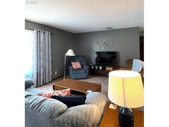 Roseburg, OR 97470,827 SE MOSHER AVE