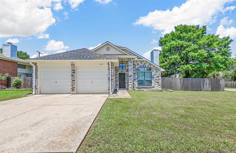 919 W Lynn Creek Drive, Arlington, TX 76001