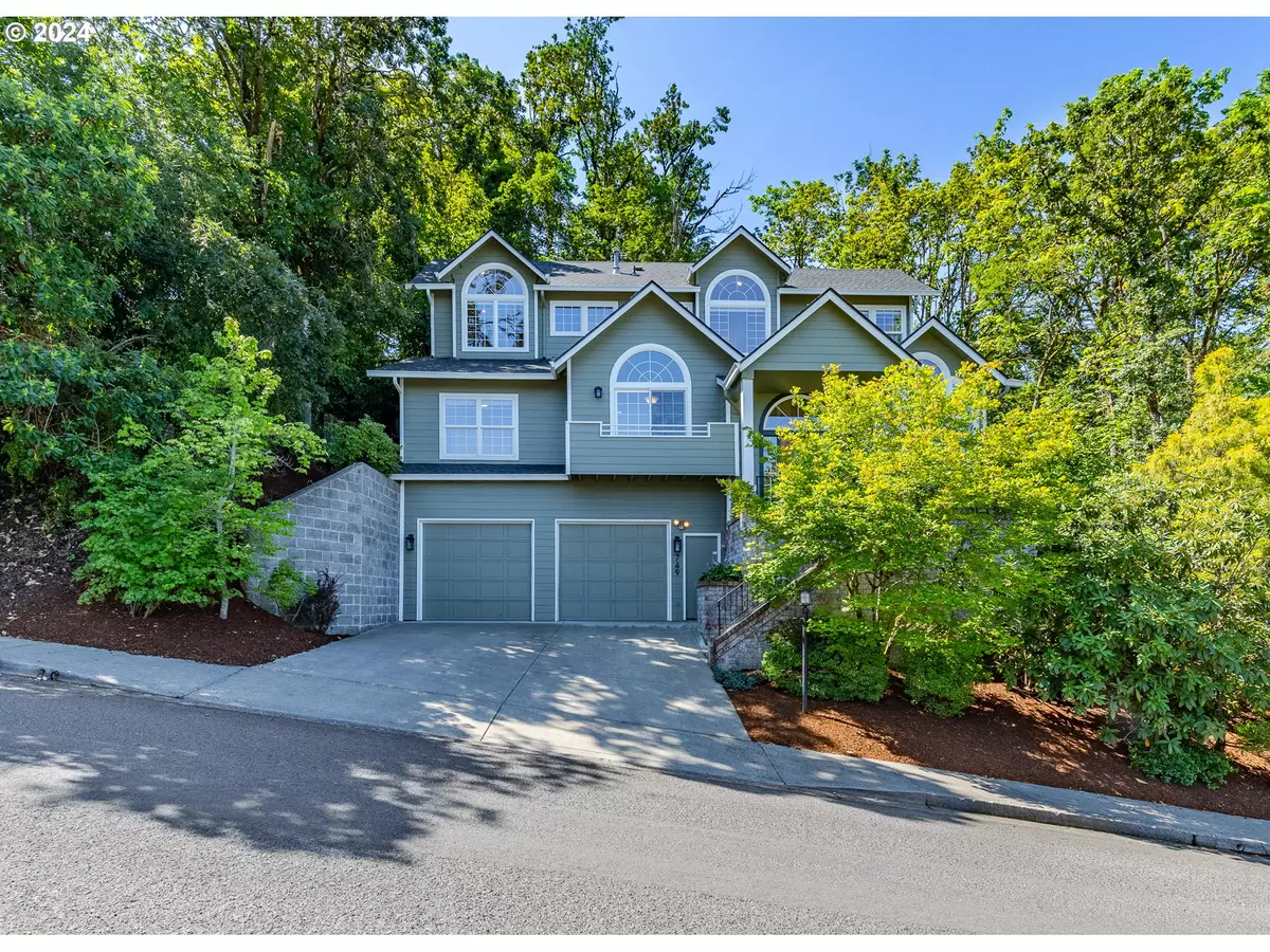 Springfield, OR 97477,749 WOODCREST DR