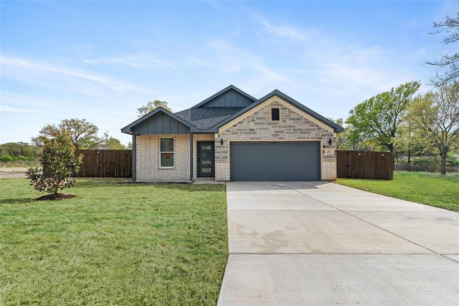 203 Skiff Drive, Gun Barrel City, TX 75156