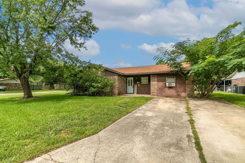 1017 Kent Drive, Gainesville, TX 76240