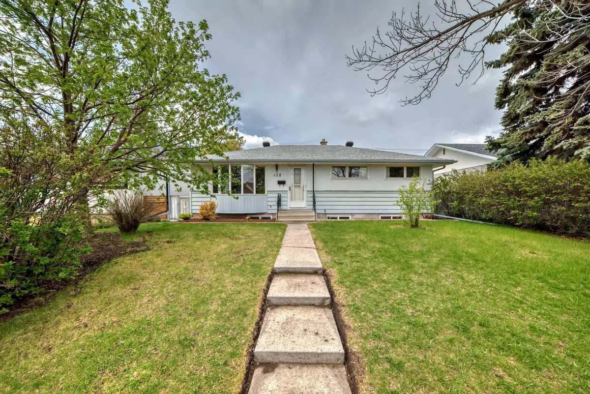 Calgary, AB T3E 4L6,128 Glenpatrick DR SW