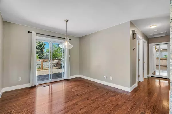 Calgary, AB T2V 3B9,16 Hazelwood CRES SW