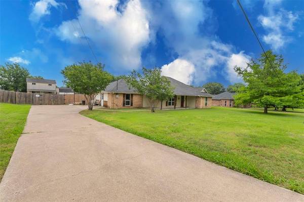 104 Ridge Crest Drive, Red Oak, TX 75154