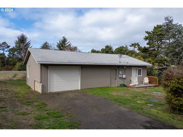 6262 SE ASH LN, South Beach, OR 97366