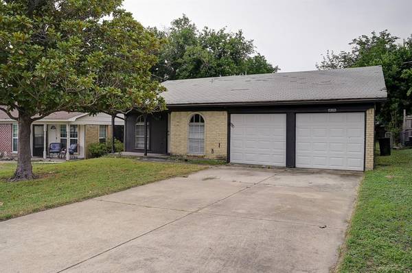 8407 Wyatt Drive, White Settlement, TX 76108