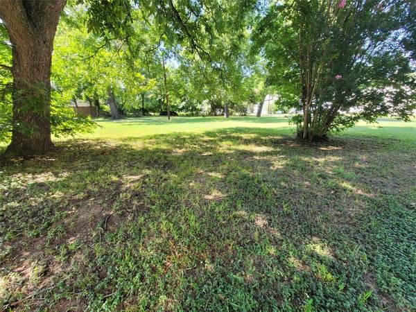 817 E James Street, Cleburne, TX 76031