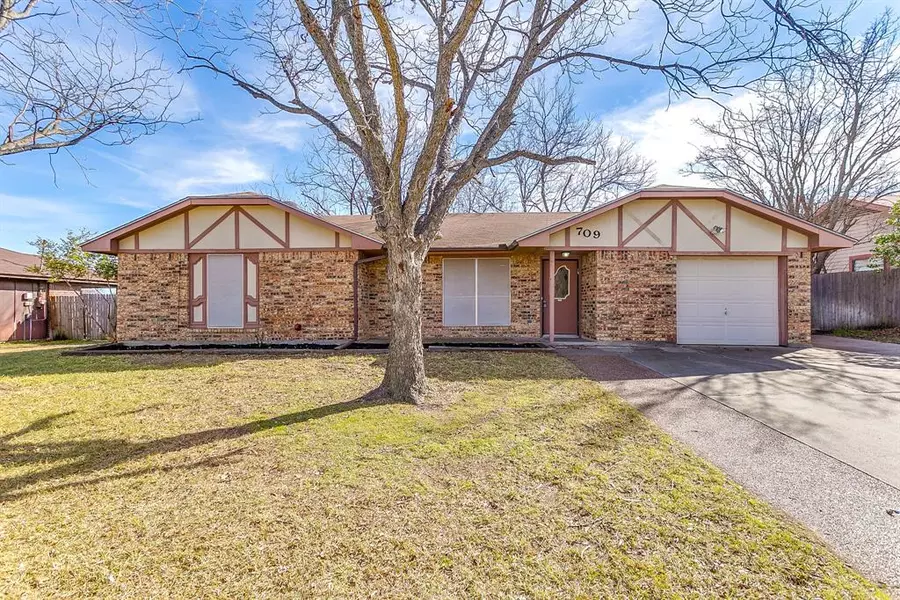 709 Vaughn Drive, Burleson, TX 76028