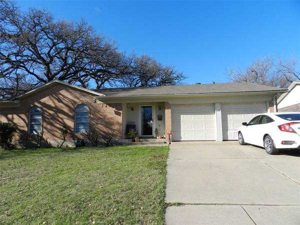 210 Laura Drive, Burleson, TX 76028