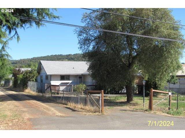 3604 CARNES RD, Roseburg, OR 97471