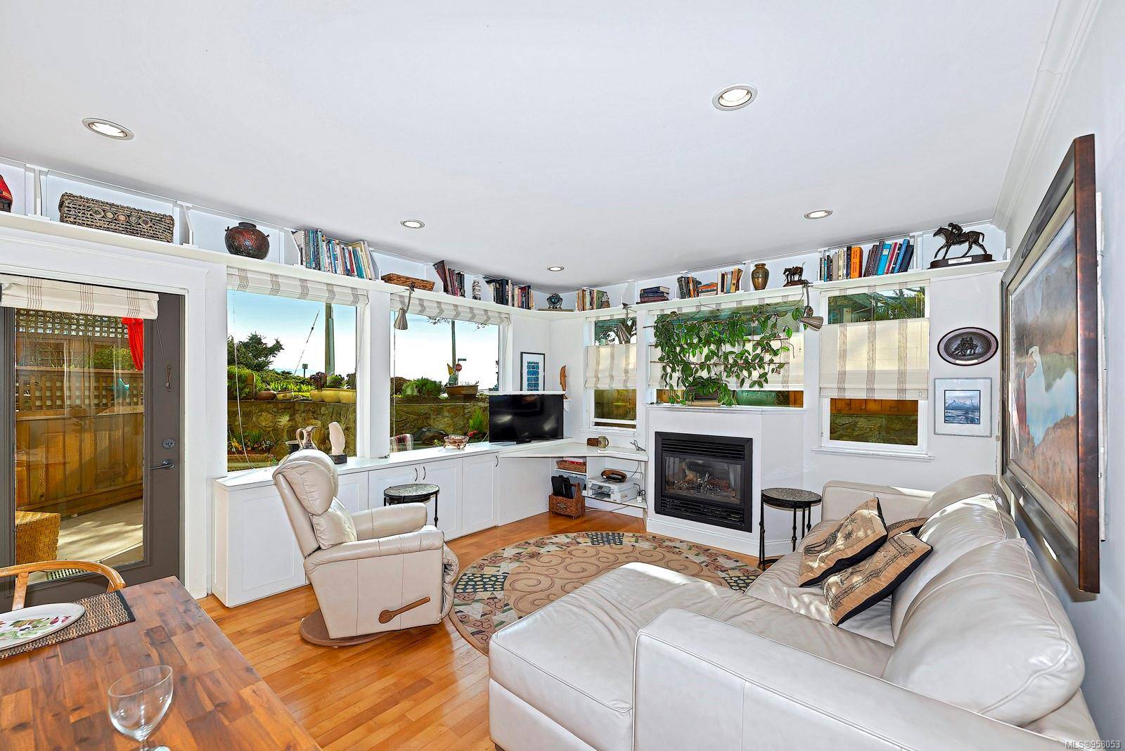 Victoria, BC V8V 4L7,9 Moss St #1