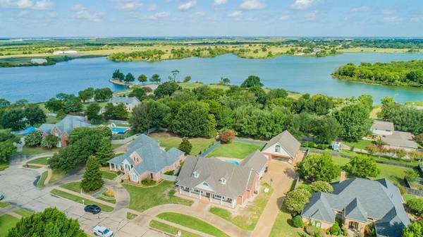 2100 Lakeridge Circle,  Ennis,  TX 75119