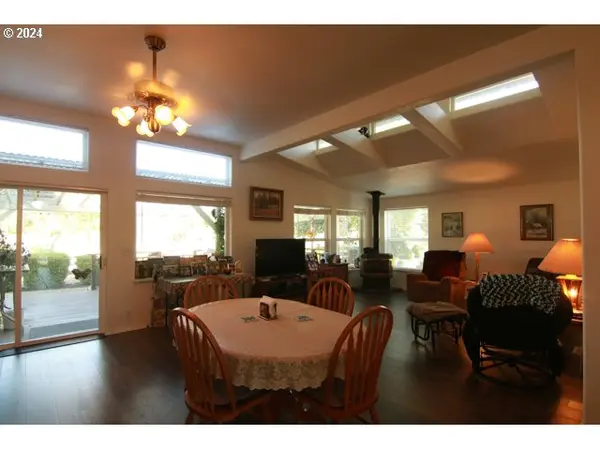 122 ANDREW DR, Cottage Grove, OR 97424