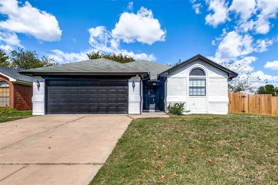 901 Fiero Drive, Arlington, TX 76001