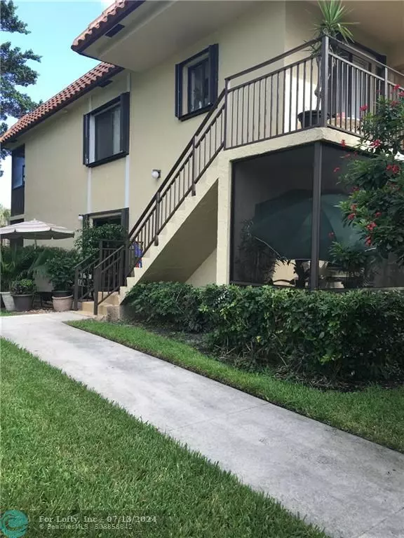 Weston, FL 33326,424 Lakeview Dr  #101