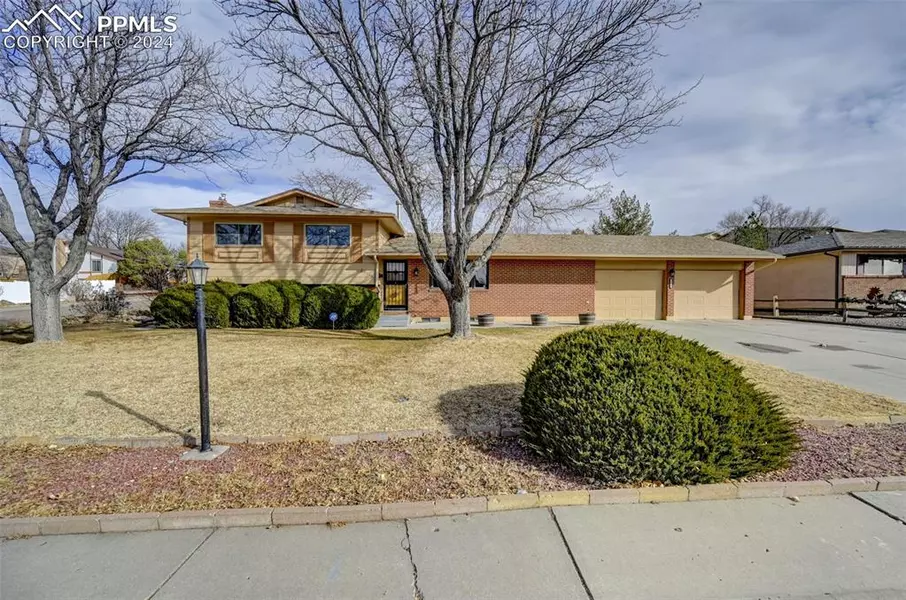 4038 Valley DR, Pueblo, CO 81008