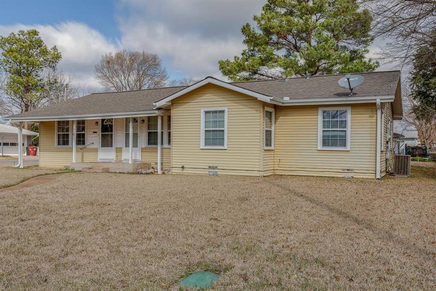 101 E Evans Avenue, Bonham, TX 75418