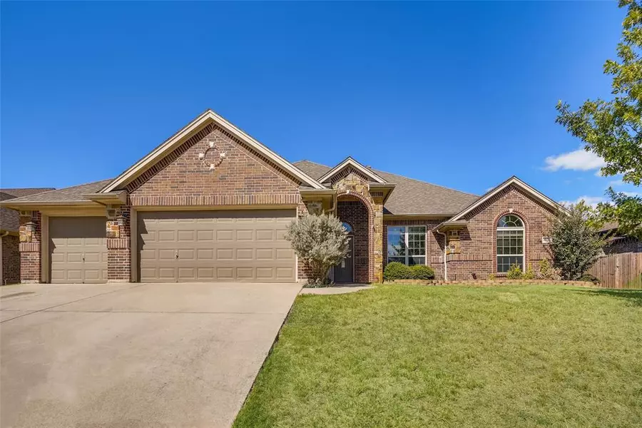 8228 Shady valley Drive, Benbrook, TX 76116