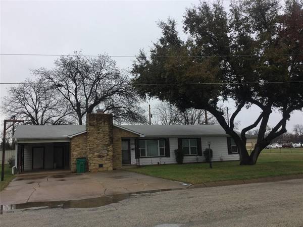 1008 W Hamilton, Olney, TX 76374