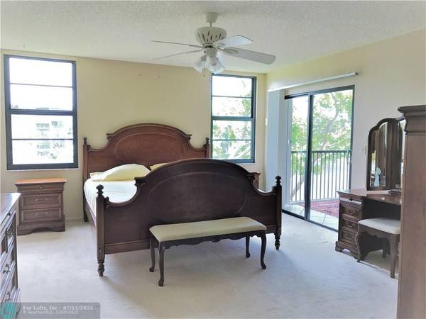 Pompano Beach, FL 33069,2215 Cypress Island Dr  #305