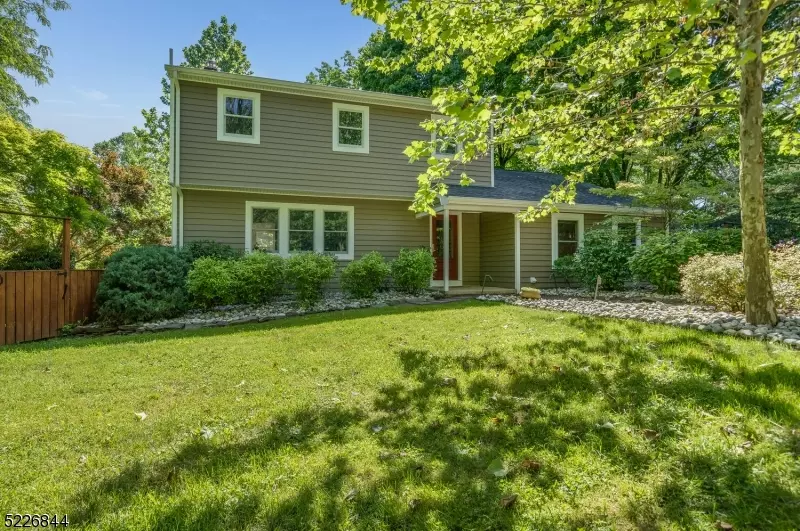 3 Country Hill Rd, Clinton Twp., NJ 08833