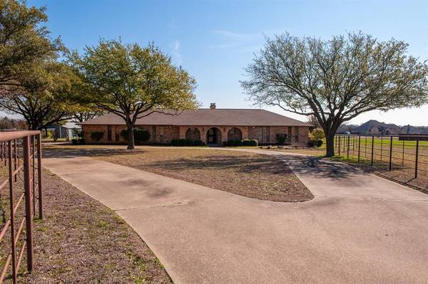 880 Longbranch Road, Midlothian, TX 76065