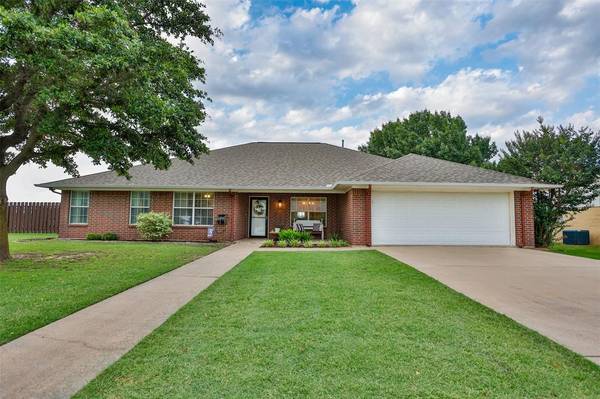 1916 College Street,  Gainesville,  TX 76240