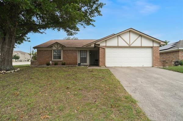 848 Bristol Avenue, Saginaw, TX 76179