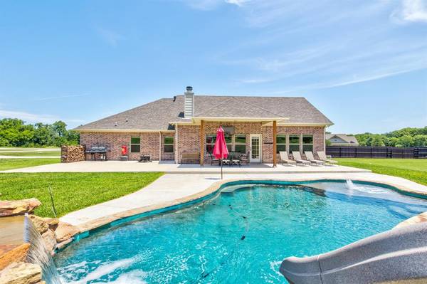 101 S Bear Creek Court, Cresson, TX 76035