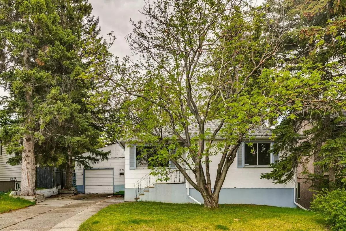 Calgary, AB T2M 1M2,1623 21 AVE NW