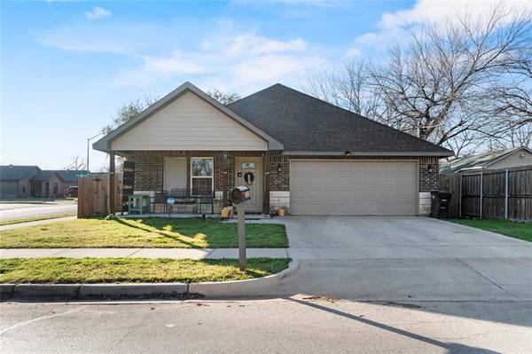 2528 Wills Point Court,  Fort Worth,  TX 76105